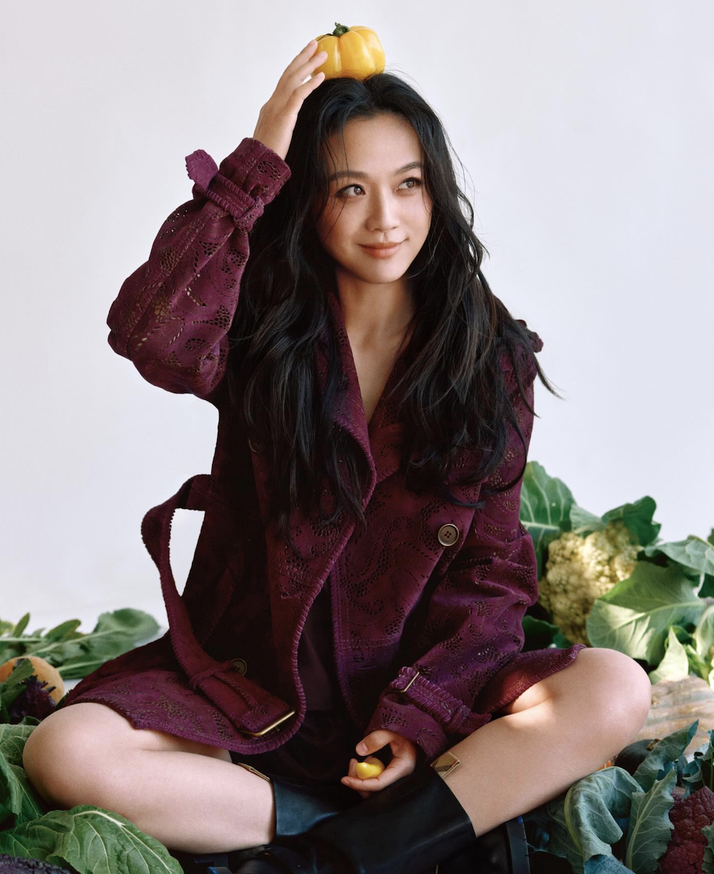 홍콩배우 탕웨이 최근 화보 촬영에서 자연스러운 미소를 보이는 모습