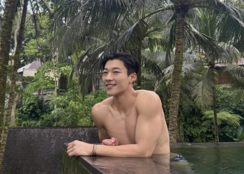 우도환 근육이 드러난 여행지 수영장 사진