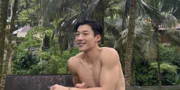 우도환 근육이 드러난 여행지 수영장 사진