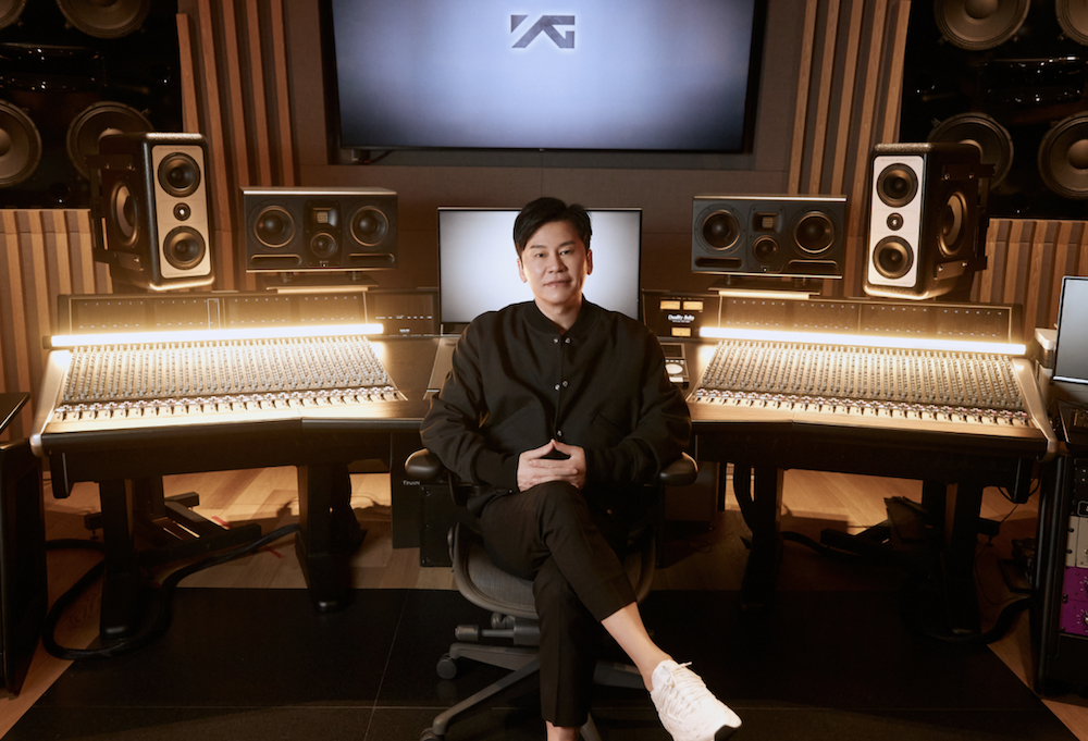 YG 보이그룹 론칭을 발표한 양현석의 스튜디오 인터뷰 장면