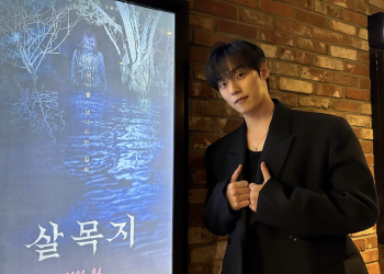 영화 살목지 윤재찬 포스터 앞에서 촬영한 모습