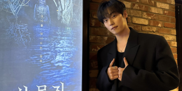 영화 살목지 윤재찬 포스터 앞에서 촬영한 모습