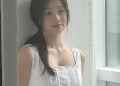 배우 채서안이 밝은 자연광 아래에서 부드러운 분위기를 보여주는 모습