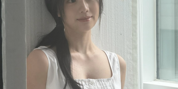 배우 채서안이 밝은 자연광 아래에서 부드러운 분위기를 보여주는 모습