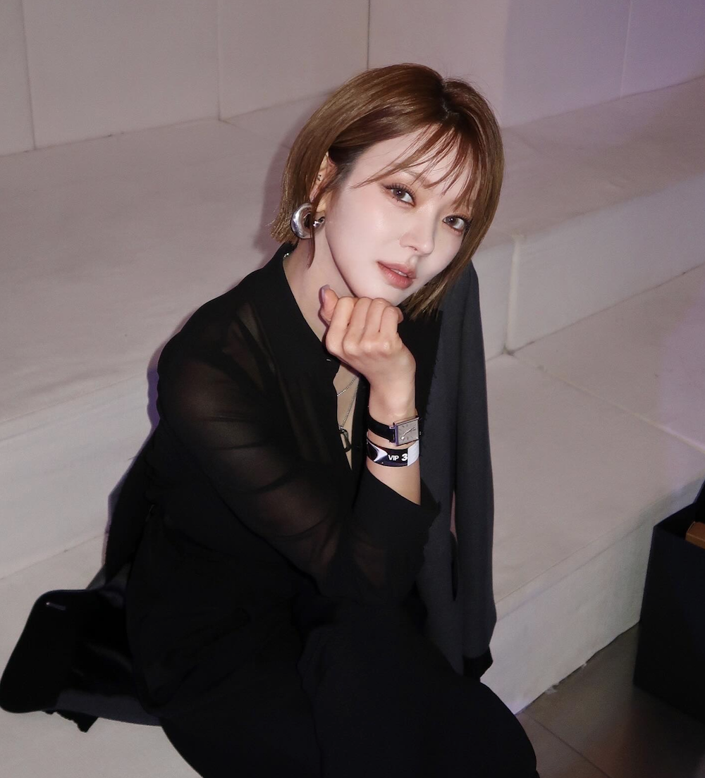 블랙 의상으로 분위기를 강조한 초아 셀카 블랙 스타일링으로 시선을 끈 초아 최근 사진