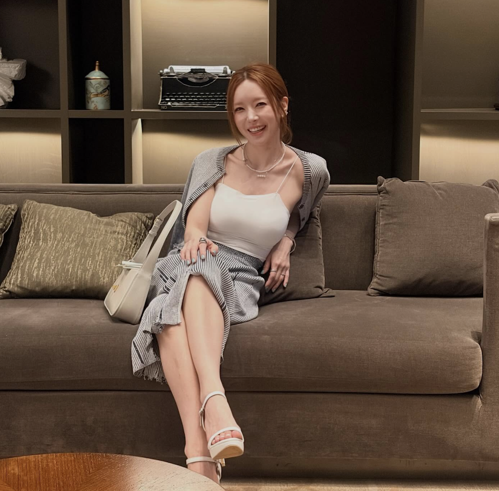 소파에 앉아 미소 짓는 초아의 최근 일상 초아 개인 SNS에 공개된 편안한 일상 사진