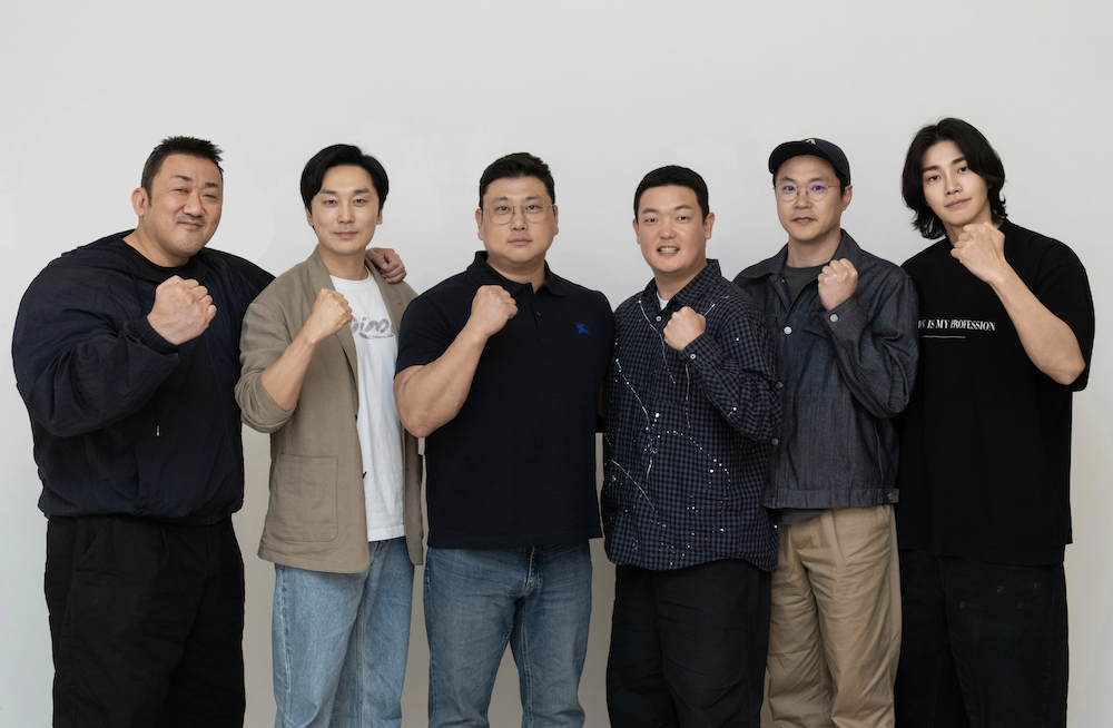 범죄도시5 주요 배우 라인업 단체 사진 범죄도시5 주요 출연진이 함께 포즈를 취한 모습