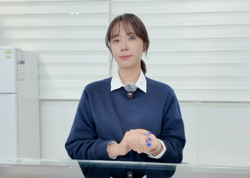 황정음 유튜브 첫 영상에서 지난 시간을 이야기하는 모습