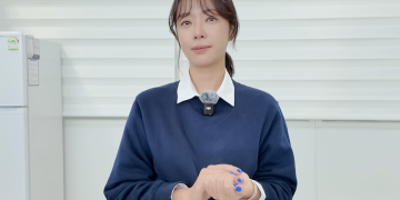 황정음 유튜브 첫 영상에서 지난 시간을 이야기하는 모습