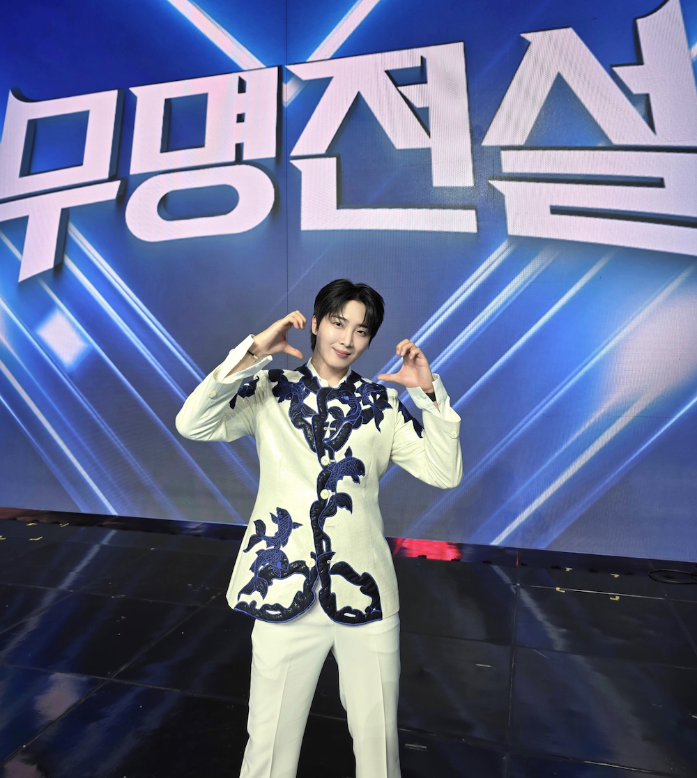 무명전설 무대 위 황윤성 하트 포즈 황윤성 무명전설 무대에서 포즈를 취하는 황윤성