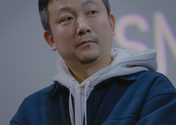 파묘 시사회 현장에서 포착된 장재현 감독의 모습