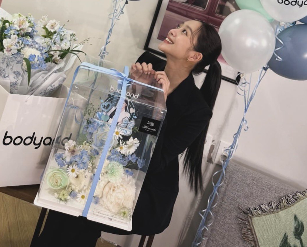 검정 수트 차림으로 행사에 참석한 조보아 조보아 근황 행사장에서 꽃 선물을 들고 있는 모습