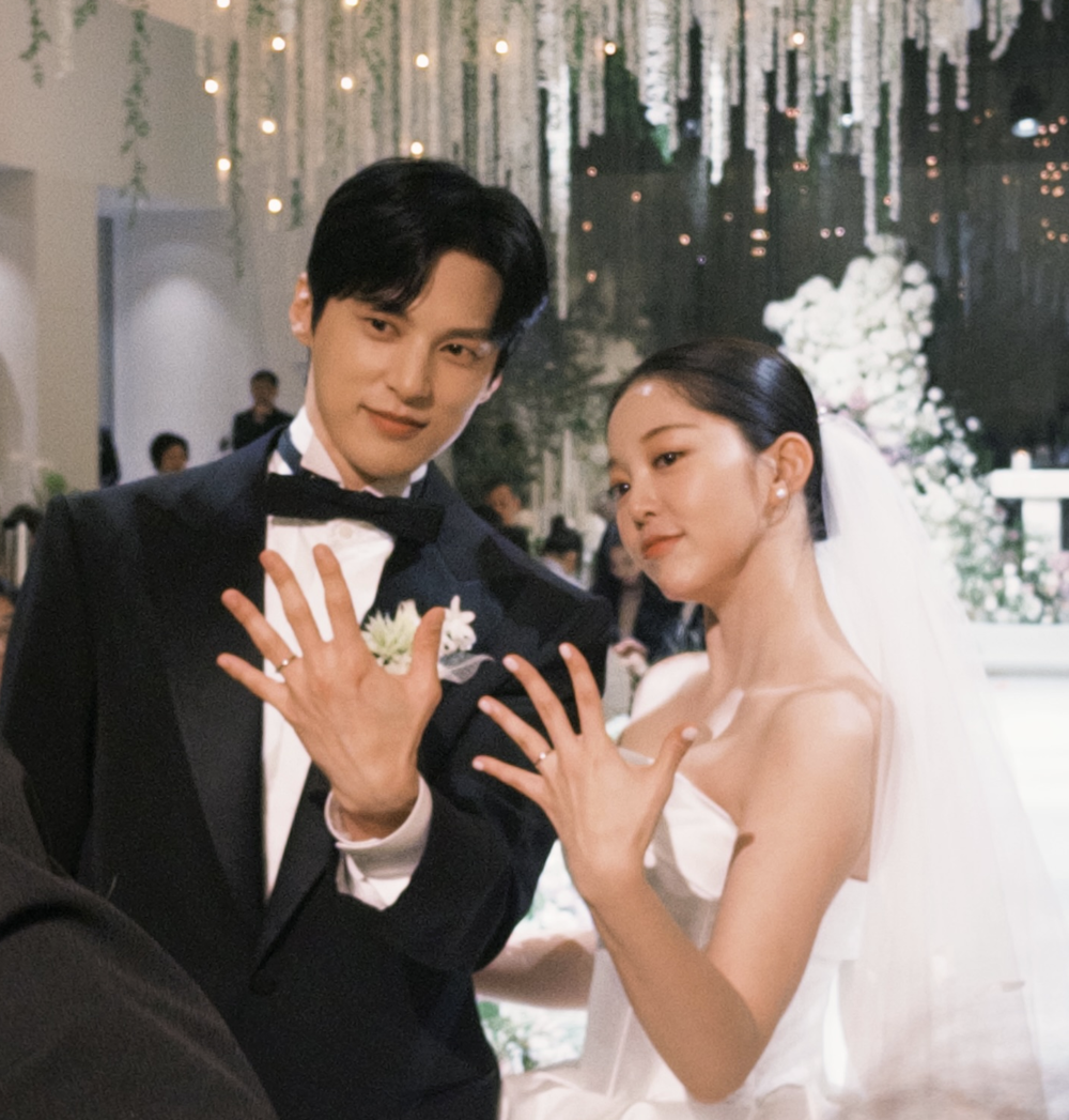 결혼식 현장에서 함께 포즈를 취한 김가은과 윤선우 김가은 윤선우 결혼식에서 반지를 공개하는 모습