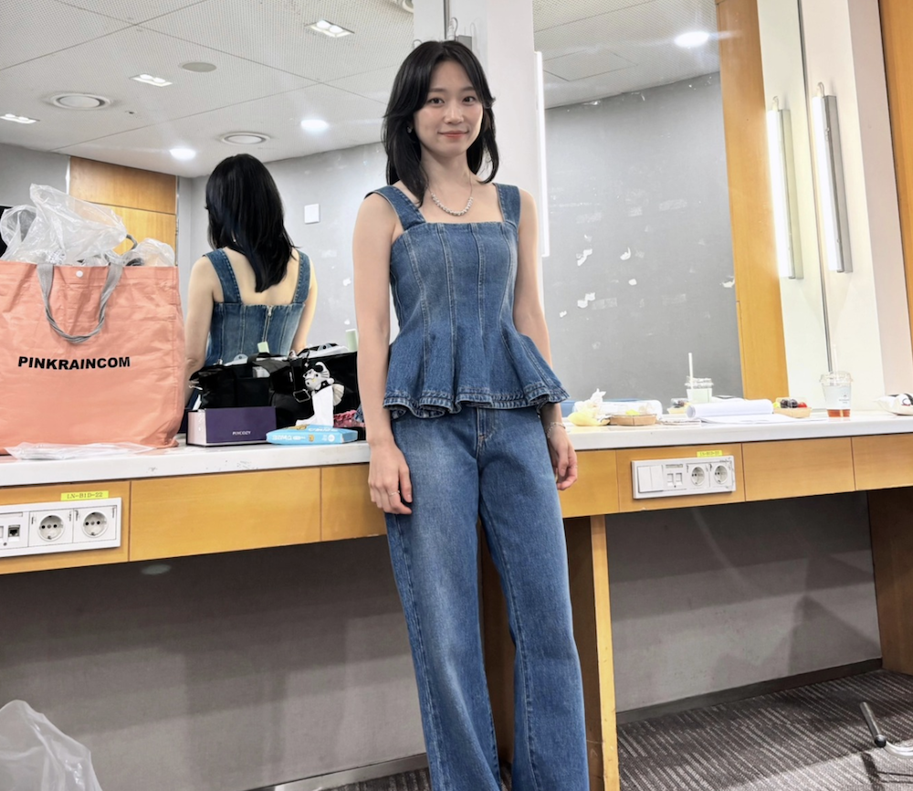 대기실에서 데님 스타일링을 선보인 김슬기 모습