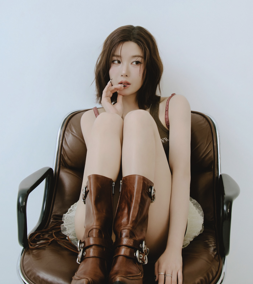 권은비의 자연스러운 분위기가 담긴 권응비 이미지 권은비 유튜브 채널 개설 관련 사진
