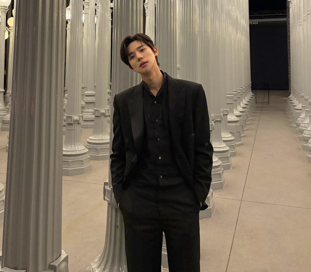 블랙 슈트 스타일로 포즈를 취한 배우 문상민