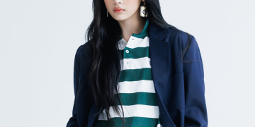 뉴진스 민지 화보 촬영 중 단정한 스타일링을 선보인 모습