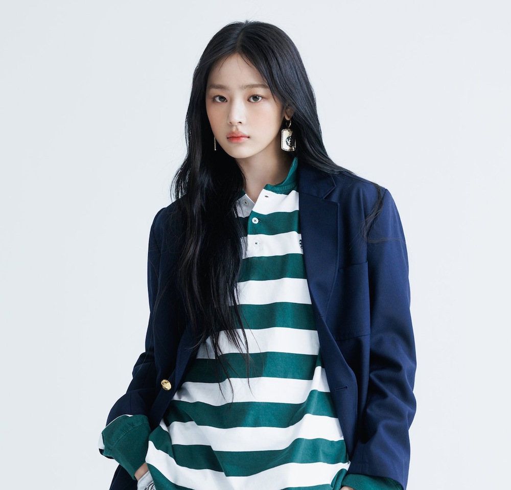 뉴진스 민지 화보 촬영 중 단정한 스타일링을 선보인 모습