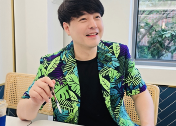 노유민 근황 서울숲 카페에서 디저트를 즐기는 모습