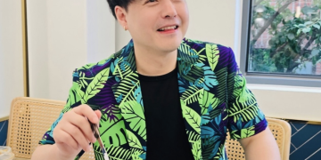 노유민 근황 서울숲 카페에서 디저트를 즐기는 모습