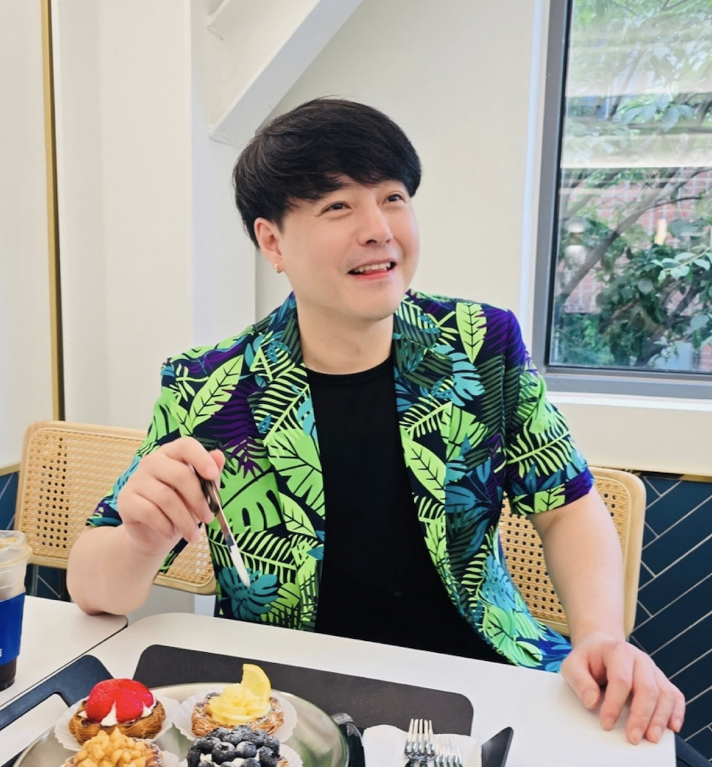 서울숲 카페에서 여유로운 시간을 보내는 노유민 노유민 근황 서울숲 카페에서 디저트를 즐기는 모습