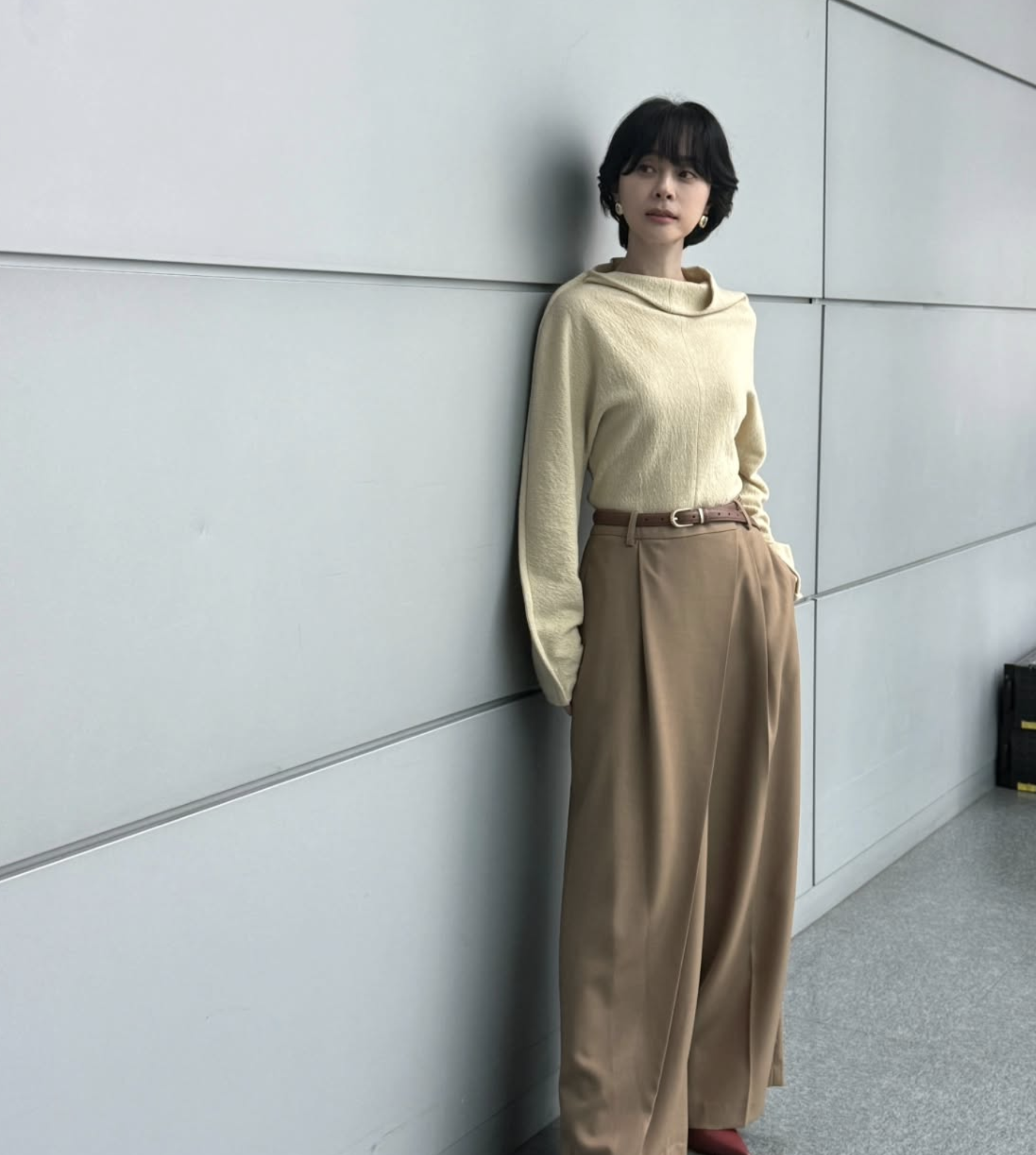 자연스러운 스타일링의 우희진 일상컷 베이지 스타일링으로 자연스러운 분위기를 보여주는 우희진 일상 사진