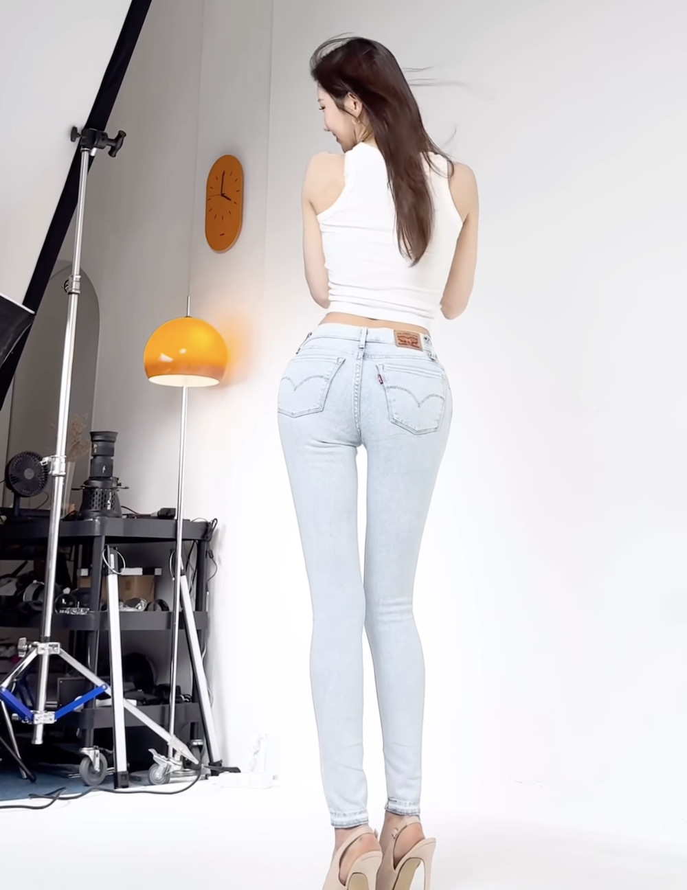 예정화 9년 공백 무색한 몸매 공개 다시 시작된 근황 행보에 시선 집중 | 이슈모어 yejeonghwa denim backpose