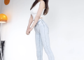 예정화 근황 촬영 현장에서 화이트 크롭톱과 데님 스타일링을 선보이는 모습