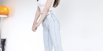 예정화 근황 촬영 현장에서 화이트 크롭톱과 데님 스타일링을 선보이는 모습