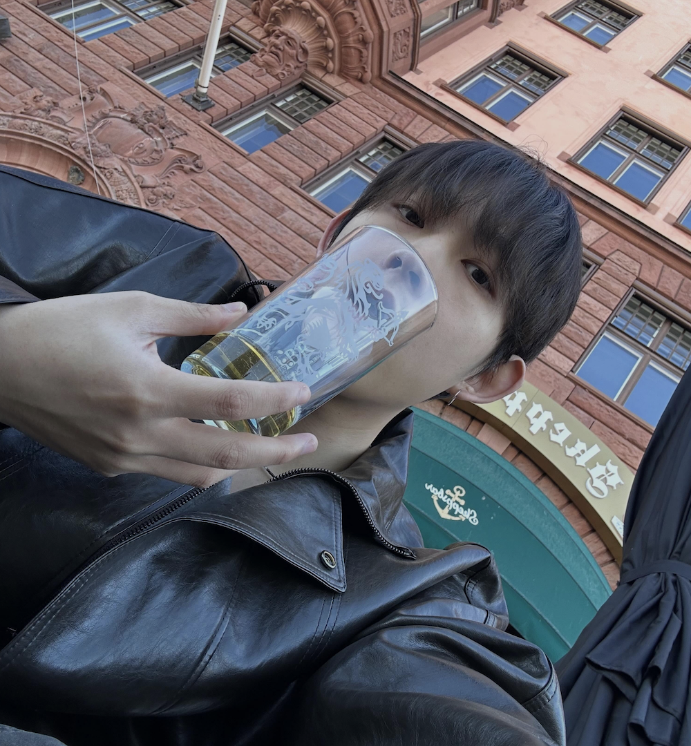 유럽 거리에서 시간을 보내는 최환희의 최근 모습