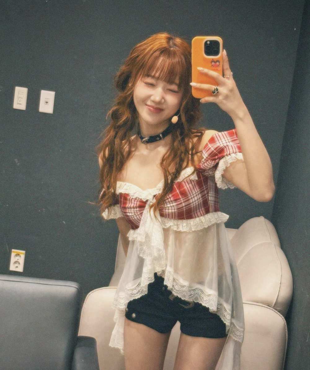 무대 의상을 입고 셀카를 남긴 최유정 근황 최유정 솔로 컴백을 앞두고 인스타그램에 공개한 셀카 모습