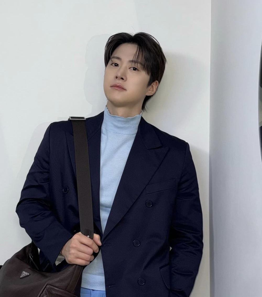 프라다 SS26 스타일링으로 성숙한 분위기를 보여준 공명 프라다 SS26 화보 분위기를 담은 배우 공명의 세련된 스타일링 사진