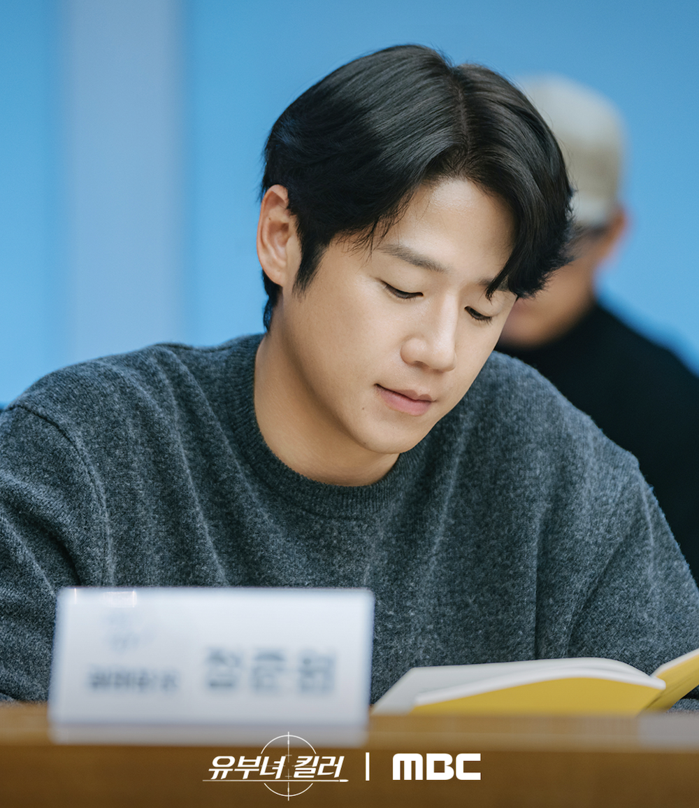 유부녀 킬러 정준원 대본리딩 현장 유부녀 킬러 권태성 역을 맡은 배우 정준원 대본리딩 모습