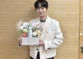 이찬원 근황 사진에서 슈가버블 제품을 들고 환하게 웃는 모습