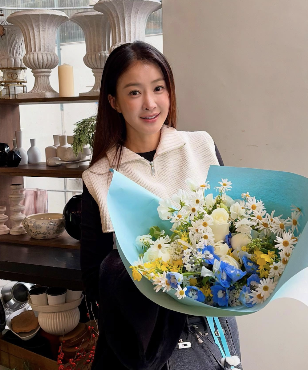 배우 이시영 아들 연주회 참석을 앞두고 꽃다발과 함께한 일상 모습