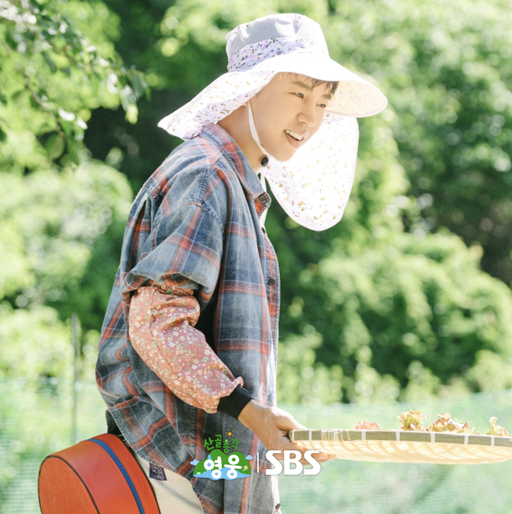 산골에서 자급자족 일상을 보내는 임영웅의 예능 촬영 모습