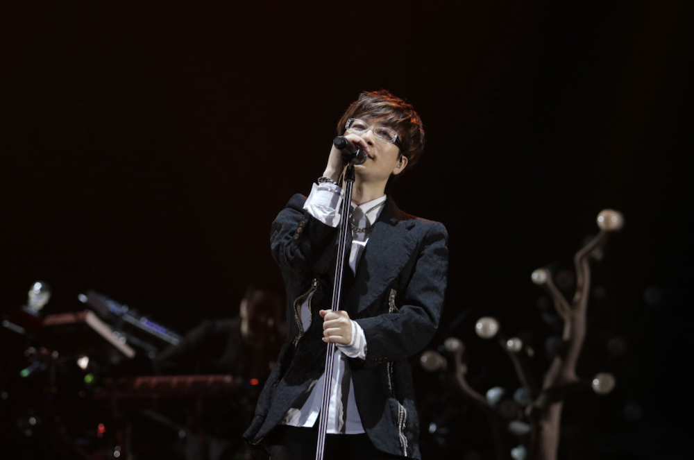 서태지 컴백 기대감 속 공식 홈페이지 콘서트 무대에서 노래하는 서태지 모습