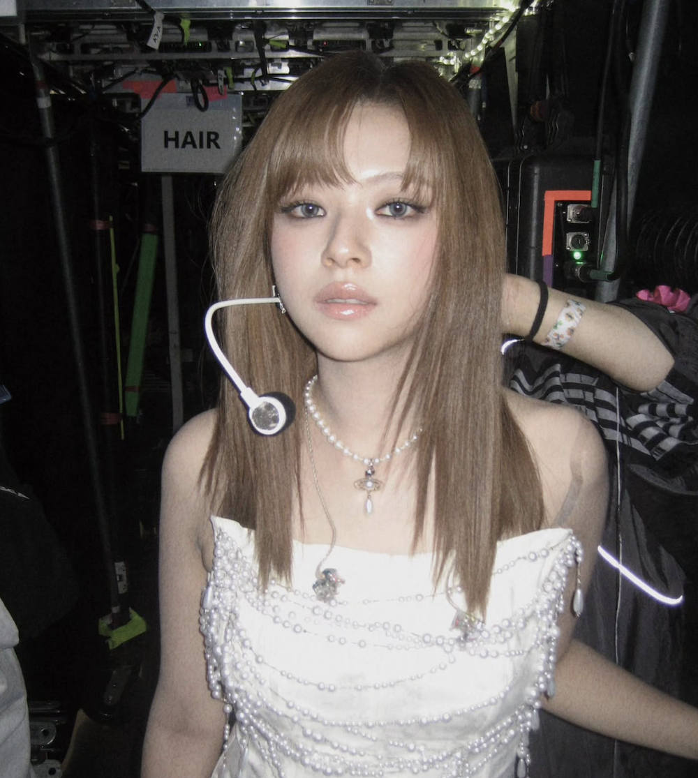 무대 준비 중인 트와이스 정연 비하인드 모습
