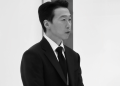 윤병희 범죄도시 휘발유 뒤 숨겨진 반전 과거, 강남 8학군 출신 배우의 10년 무명 | 이슈모어 윤병희 범죄도시 이후 성장한 배우 윤병희의 멋진신세계 수트 스틸컷