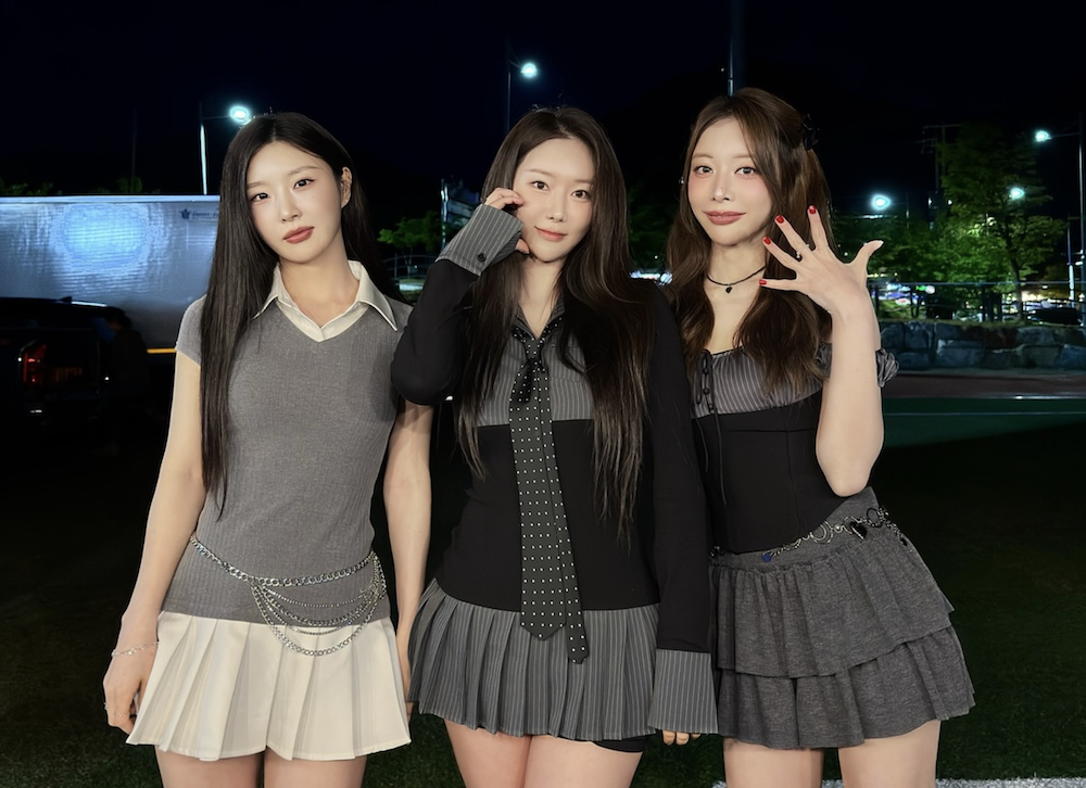 위문열차 공연 후 함께 포즈를 취한 브브걸 브브걸 컴백을 앞둔 민영 은지 유나의 위문열차 공연 후 모습