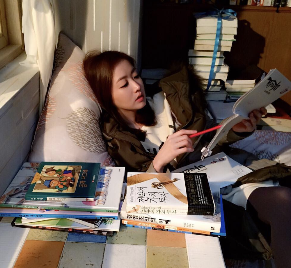 배우 최정원 독서와 대본 연습 모습 대본을 읽고 있는 배우 최정원