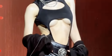 DJ소다 패션쇼 첫 런웨이 공개…모델 데뷔와 DJ 무대까지 한 번에 소화 | 이슈모어 DJ소다 패션쇼 런웨이에서 블랙 의상을 착용하고 포즈를 취하는 모습