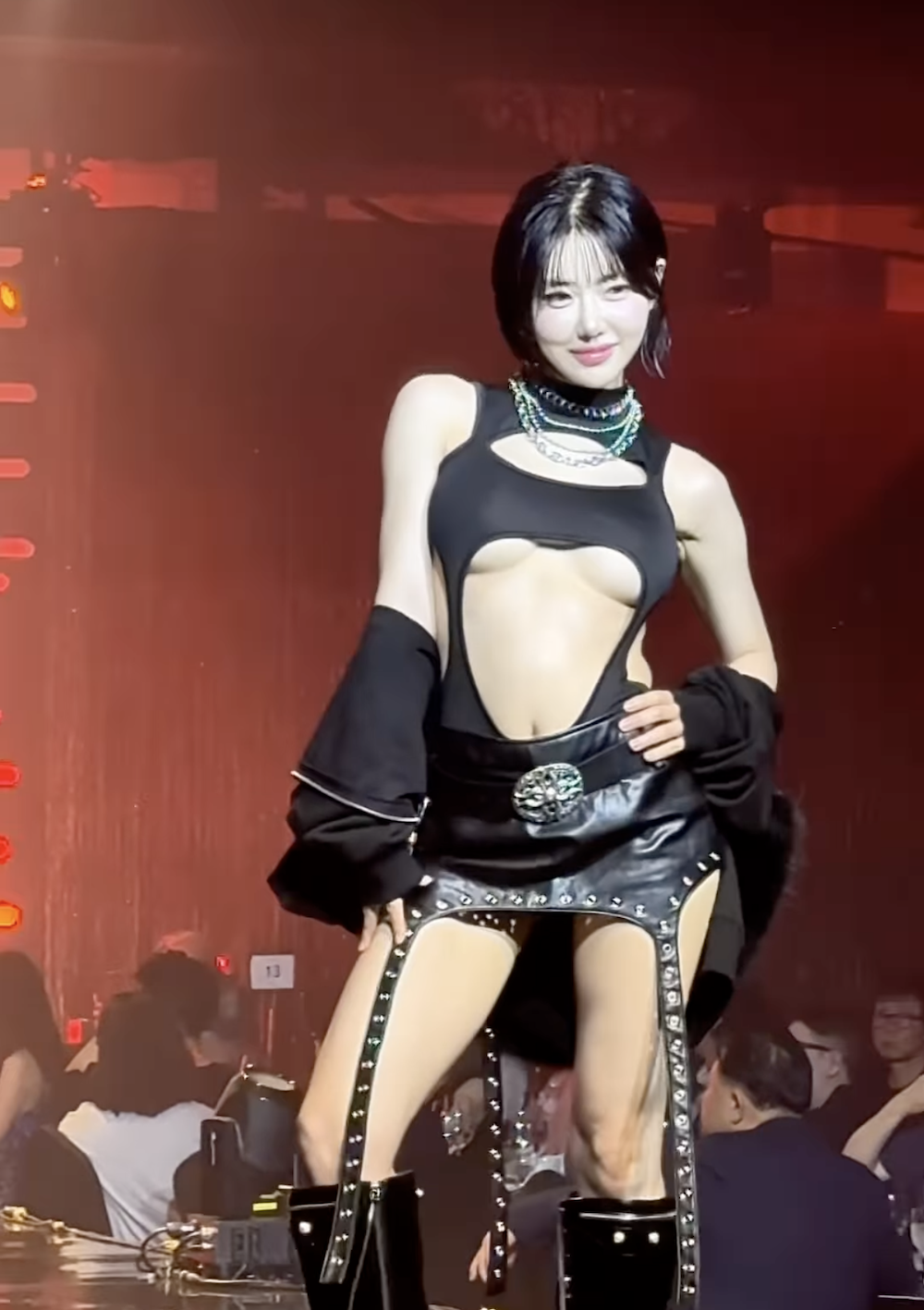 DJ소다 패션쇼 첫 런웨이 공개…모델 데뷔와 DJ 무대까지 한 번에 소화 | 이슈모어 런웨이 무대에서 워킹을 선보이는 DJ소다