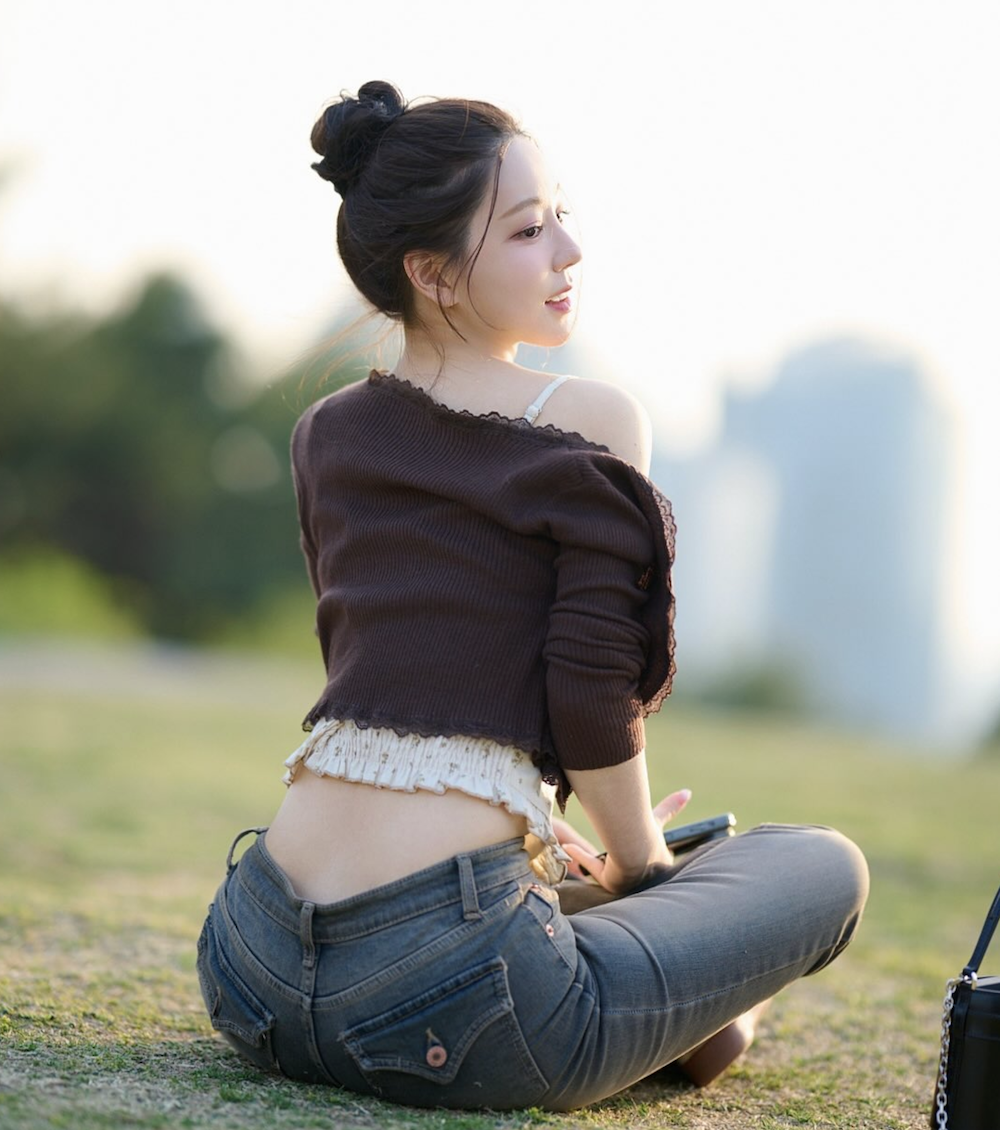 잔디밭에서 포즈를 취한 황유주 아나운서 황유주 아나운서 자연스러운 야외 일상 모습