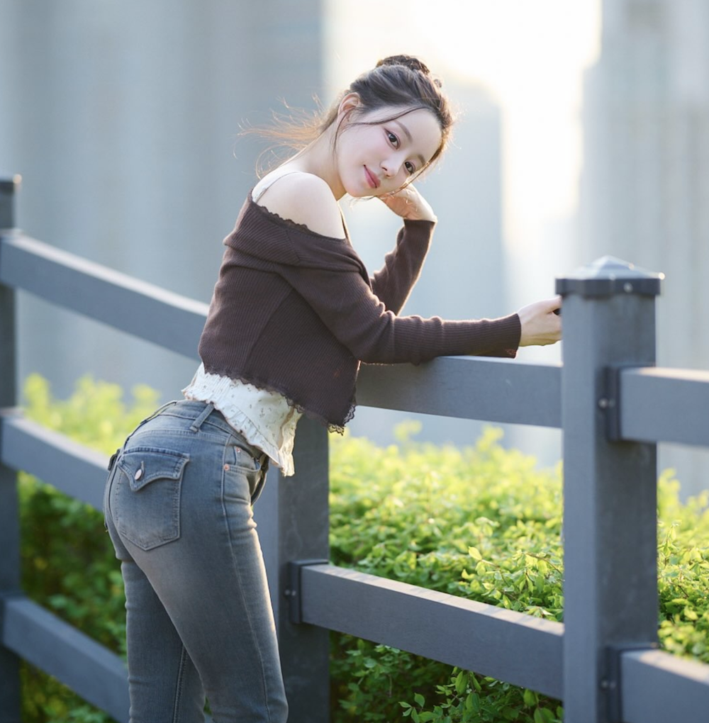 황유주 자연스러운 포즈 야외 난간 앞 황유주