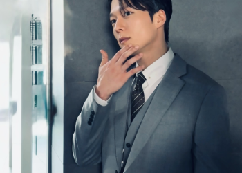장기용 라인의 법칙 출연을 앞두고 회색 정장을 입은 장기용