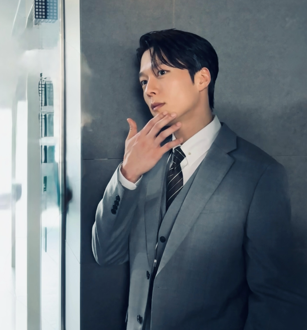 장기용 라인의 법칙 출연을 앞두고 회색 정장을 입은 장기용