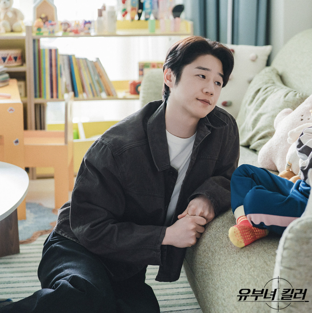 유부녀 킬러 정준원 가족 장면 딸의 방에서 다정한 표정을 짓는 정준원의 권태성 스틸컷