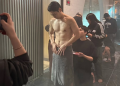 주상욱 김부장 첫 악역 존재감 입증…촬영장 비하인드까지 화제 | 이슈모어 주상욱 김부장 촬영 현장에서 상의를 탈의한 채 근육질 몸매를 드러낸 비하인드 모습