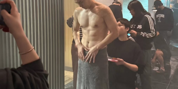 주상욱 김부장 촬영 현장에서 상의를 탈의한 채 근육질 몸매를 드러낸 비하인드 모습